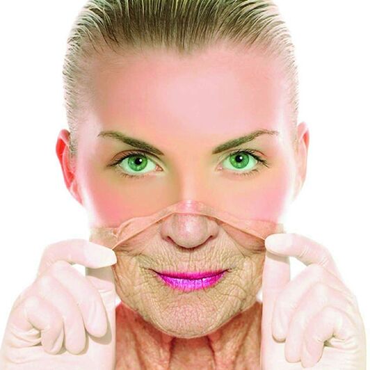 A woman in adulthood eliminates facial wrinkles with home remedies